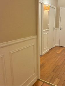 Photo de galerie - Rénovation complète couloir avec pose de baguettes et mise en couleurs