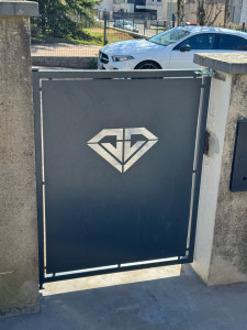 Photo de galerie - Portillon sur-mesure avec logo personnalisé