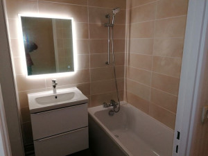Photo de galerie - Déppanage complet salle de bain. Changement évier et mitigeur + pose et dépose nouvelle colonne de douche avec modification de raccordement + refaction du joint de baignoire silicone + mise en eau et essai.