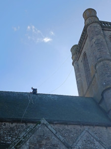 Photo de galerie - Changement d'ardoise sur ouvrages.
Dévégetalisation sur ouvrages.
Maintenance générale et entretien du bâti.
