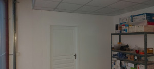 Photo de galerie - Pose de cloison avec porte ainsi que faux plafond en dalles 