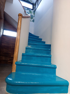 Photo de galerie - Pose de toile de rénovation et peinture resine sur les marches . trompe l oeil imitation bois sur main courante en béton 