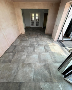 Photo de galerie - Pose de carreaux 25x45, magnifique gris qui sublime l'entrée.