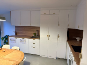 Photo de galerie - Installation d’une grande cuisine avec portés dissimulé desservant salle de bain et wc