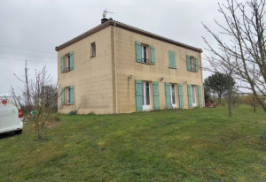 Photo de galerie - Maison avant d'être crépi et volets repeint 