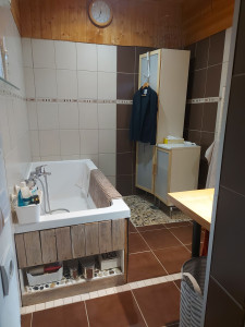 Photo de galerie - Création d une salle de bain dans ancienne maison 
carrelage et pose de baignoire et douche avec électricité 