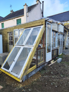 Photo de galerie - Création d'un jardin d'hiver à l'anglaise avec des fenêtres de récupération et du bardage en pin 