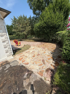 Photo de galerie - Nettoyage haute pression sur terrasse en pierre 