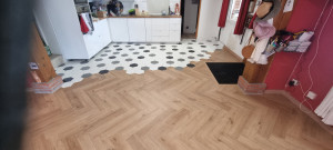 Photo de galerie - Pose de parquet pvc en baton rompu , carrelage et tapis d'entré
