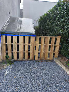 Photo de galerie - Fabrication abris en palettes bois avec portail .