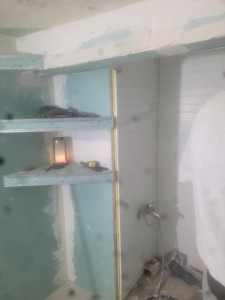 Photo de galerie - Pose de BA13 et PVC dans une salle de bains