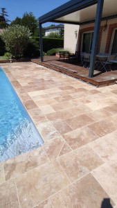 Photo de galerie - Tour de piscine en travertin