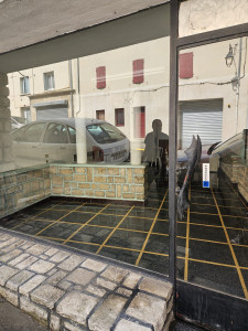 Photo de galerie - Nettoyage après chantier (interieur) et remise en état de la vitrine (retrait adhésifs publicitaire et nettoyage)