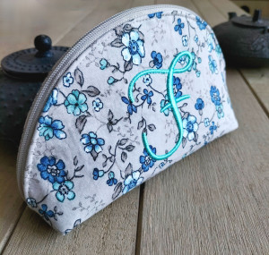 Photo de galerie - Trousse demi-lune monogramme brodé en 3D