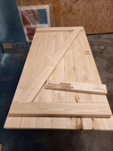 Photo de galerie - Fabrication et pose d'une porte à barre écharpe en châtaignier 