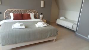 Photo de galerie - Préparation soignée du lit et rangement de la chambre