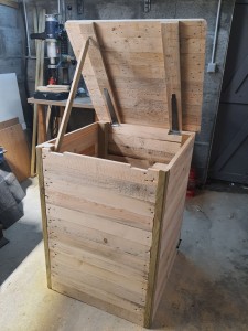 Photo de galerie - Composteur en bois de palette récupérée. Tapé d'accès supérieure et trappe de récupération du compost à l'arrière. Protection du bois à l'huile de lin pour gardé l'aspect bio du compostage. 