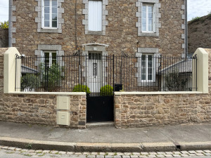 Photo de galerie - Remise en peinture du dessus du muret ainsi que les deux piliers 