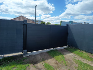 Photo de galerie - Pose des poteaux et du portail alu de 3m50 plus motorisation. 