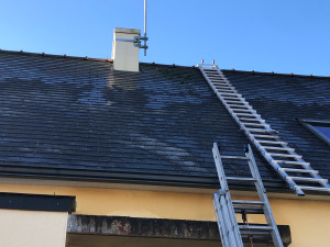 Photo de galerie - Des moussage toiture fibro grattage manuel des mousses et application anti mousse, préventif, curatif