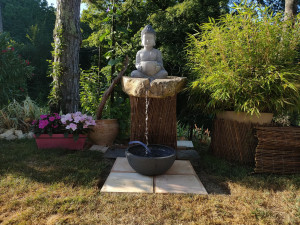 Photo de galerie - Création avec le maximum de récupération (pierres, carrelage, évier en pierre et demi portail sur l'arrière). seul le bouddha et le pot ont été achetés. 