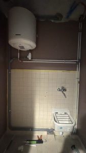 Photo de galerie - Installation d’un chauffe eau 50l, et d’un vidoir sur chantier neuf