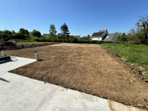 Photo de galerie - Nivellement de terrain avec apport en terre végétale / préparation puis semi de gazon