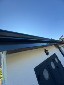 Photo de galerie - Pose de planches de rive PVC et pose de gouttières alu 