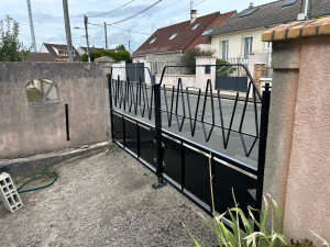 Photo de galerie - Rénovation complète d’un portail métallique extérieur : ponçage et préparation du support, traitement des zones oxydées, application d’un primaire anticorrosion sur les zones nécessaires puis mise en peinture avec 2 couches de laque noire satinée