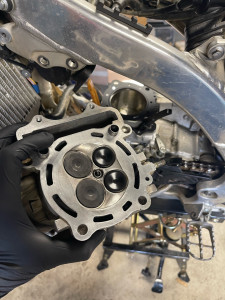 Photo de galerie - Remplacement d’un piston et 2 soupapes d’un 250yzf