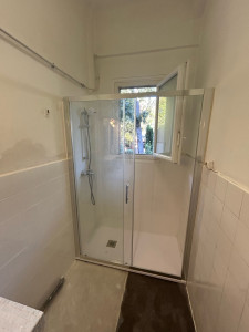 Photo de galerie - Pose d’un bac à douche + paroi de douche 