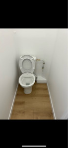 Photo de galerie - Installation complète d’un WC avec reprise de l’évacuation et modification de l’alimentation d’eau
