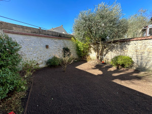 Photo de galerie - Préparation de sol avant la mise en place de gazon en rouleaux.