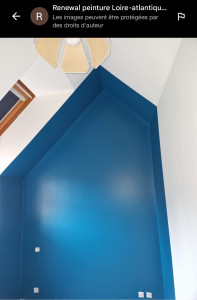 Photo de galerie - Création d’un mur de couleur pour accentuer l’effet cocon en tête de lit dans cette chambre d’un appartement sur pornichet 