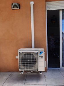 Photo de galerie - Installation d'un climatiseur réversible de marque Daikin dans un appartement 