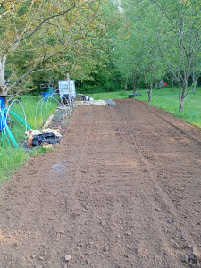 Photo de galerie - Préparation de la terre pour plantations.