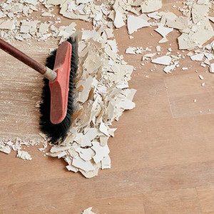 Photo de galerie - Balayage du sol après travaux de rénovation du mur 