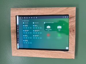 Photo de galerie - Tablette murale dédiée à la gestion centralisée de l’ensemble du système domotique.
(Home Assistant - Zigbee - Delta Dore - Sonoff)