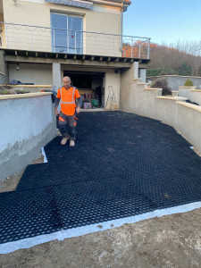 Photo de galerie - Pose du plastique en forme de nids d abeille et pose de gravillons 