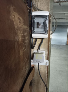 Photo de galerie - Installation boîtier étanche et prise Greenup pour recharger les véhicules électriques en sous-sol  à Valenciennes.
80m linéaire de câble 3G6mm2 cheminés sur chemin de câble vertical et horizontal depuis le 2ieme étage 