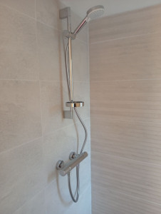 Photo de galerie - Pose d' un mitigeur et de sa barre de douche   