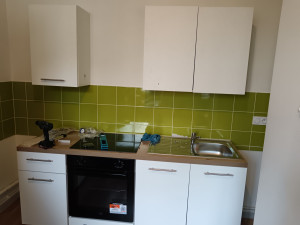 Photo de galerie - Montage des meubles, le plan de travail a été posé puis collée, pareille pour l'évier. 
Accrocher sur le mur 