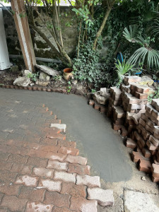 Photo de galerie - Realisation d'une tranchée pour passage de tubes d'évacuation et rebouchage ciment.