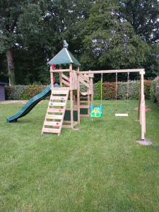 Photo de galerie - Montage d'une aire de jeux en bois