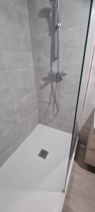 Photo de galerie - Renovation salle de bain complete : pose reseveur de douche + paraoi fixe et mitigeur 
