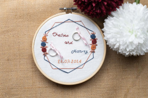 Photo de galerie - Porte alliances brodé à la main pour une personnalisation originale pour son mariage