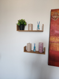 Photo de galerie - Fixation petite étagère en bois sur le mur.