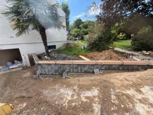 Photo de galerie - Réalisation d’un mur en parpaing bancher pour une retenue de terre 