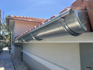 Photo de galerie - Pose de gouttière (Galva zingue)