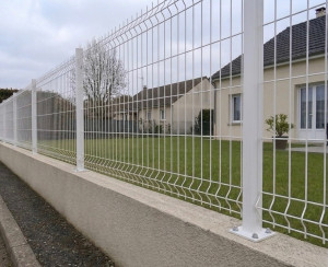 Photo de galerie - Pose de clôture en panneau rigide sur platine 
